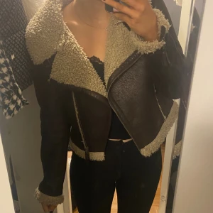 Jacka - Söt varm jacka som är köpt för några år sedan, används ej därför säljer jag den.  Den är i fint skick🤗 storlek 38 men skulle säga att den passar 36 mer. 