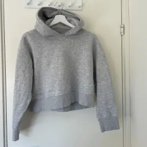 Säljer denna croppade hoodie från zara då den inte kommer till användning längre 🩶🙌🏻