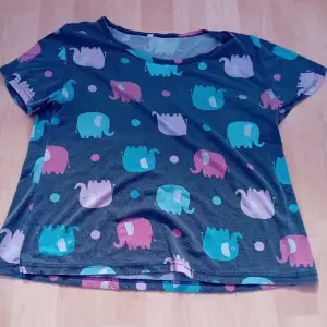 Den här t-shirten med elefanter är perfekt att sova i. Den är i storlek S och är supermysig. Priset är 25 kr och köparen står för frakten. Om du är intresserad, skicka mig ett meddelande. Tack! 🐘😴