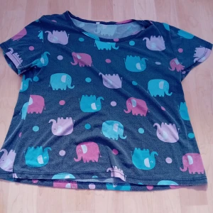 Gullig T-shirt - Den här t-shirten med elefanter är perfekt att sova i. Den är i storlek S och är supermysig. Priset är 25 kr och köparen står för frakten. Om du är intresserad, skicka mig ett meddelande. Tack! 🐘😴