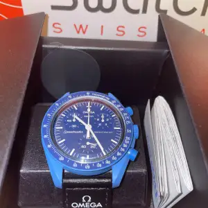 Helt ny Omega x Swatch Moonswatch mission to Neptune. Köpte klockan på en swatch butik i Bangkoks flygplats. Klockan är endast testad på armen. Inga repor eller något annat. Allt som ingick när jag köpte klockan ingår  