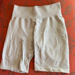 Tränings shorts från ICIW - Jag säljer mina fina träningsshorts från Icaniwill! Använda ett fåtal gånger fint skick, man kan även vika upp de om man vill ha de kortare💓