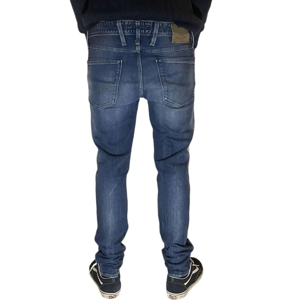 Säljer dessa fräscha replay jeans i modellen Anbass. Bra skick inga defekter 9/10.  Passar perfekt på modellen på bilden som är 189 och väger 75kg, W31/L34. Passar perfekt. Kontakta oss ifall du har frågor och funderingar!. Jeans & Byxor.