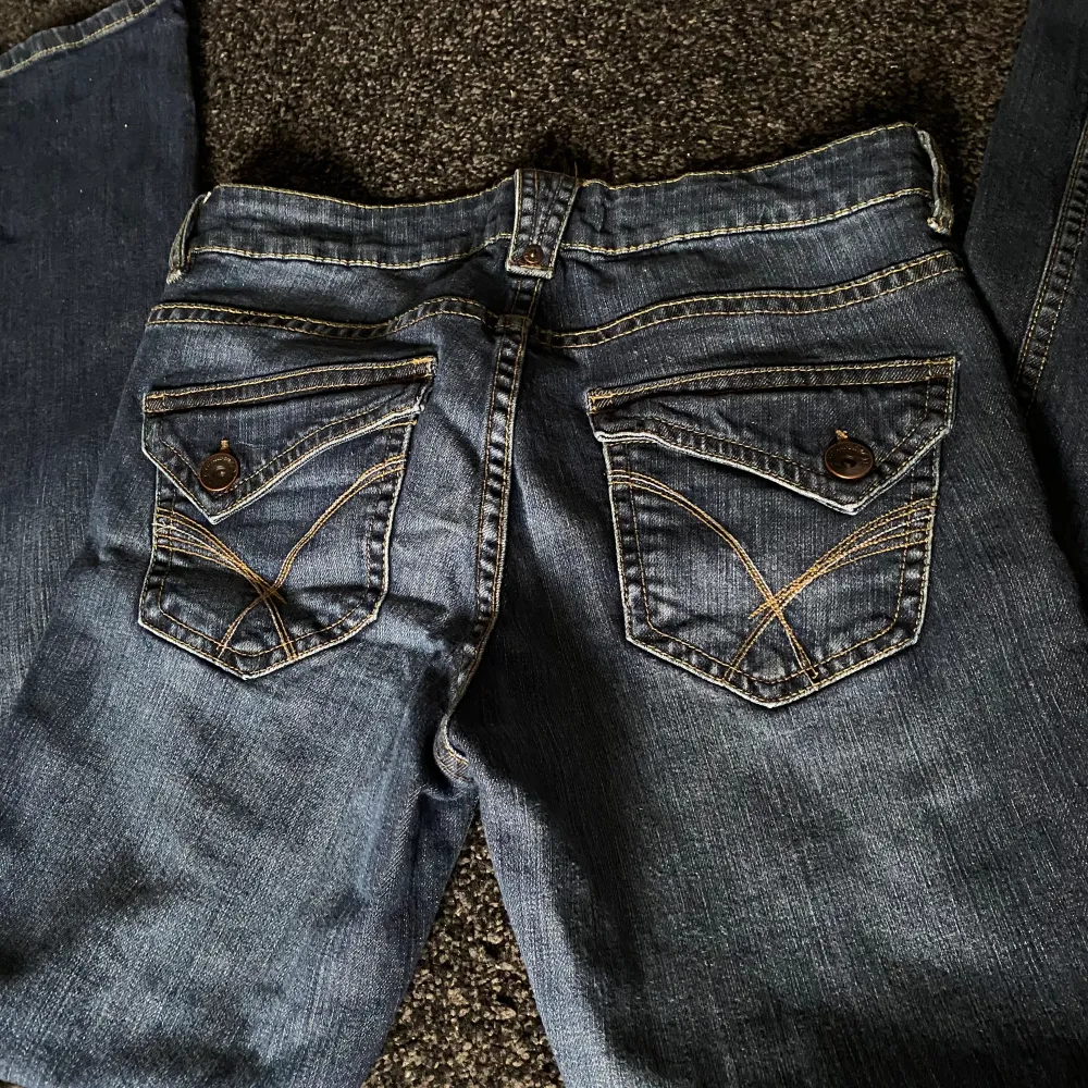 jättesnygga lågmidjade bootcut jeans med snygga fickor från gamla lindex i bra skick men var för långa för mig  midja- 39 cm  innerben - 81 cm . Jeans & Byxor.