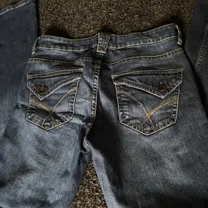 jättesnygga lågmidjade bootcut jeans med snygga fickor från gamla lindex i bra skick men var för långa för mig  midja- 39 cm  innerben - 81 cm 