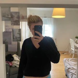 Stickad tröja  - Svart stickad tröja i s med vringning  Lite nopprig  Skriv om ni har frågor🩷