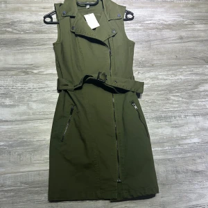 Klänning - Klänning från H&M aldrig använd. Är normal i storlek och i fin olivgrön färg.