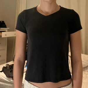 Svart tshirt - Basic svart T-shirt från monki. Säljer för den är för liten. Använd fåtal gånger. 