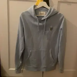 ljus blå lyle scoot hoodie, köpte för 499kr säljer för 125kr då den inte kommer till användning använt den cirka 1 gång 