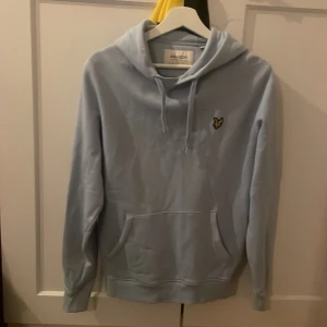 lyle scoot hoodie 💕 - ljus blå lyle scoot hoodie, köpte för 499kr säljer för 125kr då den inte kommer till användning använt den cirka 1 gång 