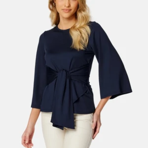 Marinblå blus - Säljer denna suuuperfina blus i marinblå. Aldrig använd och lappen kvar endast testad. Tyvärr passade den inte mig