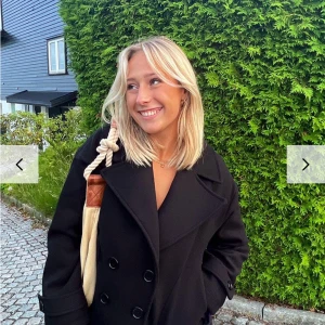 Kappa Design By Si - Säljer nu min populära svarta kappa, från Design by si💕 Perfekt nu till våren! Den är i användt skick, därav priset (nypris 757kr) Hör av er för egna bilder & eventuella frågor! 