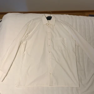 Oscar of sweden skjorta  - Vit Oscar of sweden skjorta i storleken 40. Endast använd vid finare tillställningar då den är extremt fin och högkvalitativ. Säljer den då jag rensar lite i garderoben inför sommaren. Nypris 1299