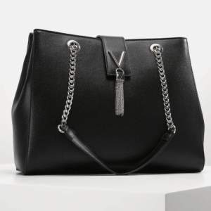 Handväska Divina från Valentino handbags  Använd fåtal gånger.  Nypris 1299kr  Mått  Höjd 30cm Bredd 37cm  Djup 13cm 