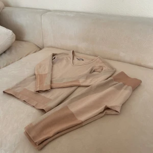 Fashionable fit - Säljer ett fint träningsset i beige från Fashionable Fit.   Storlek XS/S.   Säljes pga flytt💕  