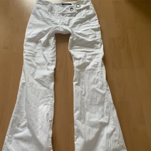 Vintage y2k lågmidjade bootcut byxor med spänne - Innerben:86 cm. midja:37 cm.Står ingen storlek men skulle uppskatta dessa som S/M. Fint skick och riktig 00s vibe. Saknar ett snöre som man kan koppla ihop spännet men det går att använda vad som till det! Använd gärna köp nu eller prisförslag!!🫶