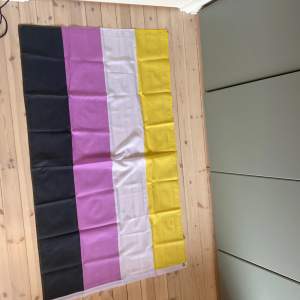 en icke-binär och en regnbågs pride flagga. båda för 40 eller 1 för 25. aldrig använda. stora 