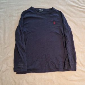 Ralph Lauren Tröja - Säljer min Ralph Lauren tröja. Mörkblå. Storleken är 14-16 år och sitter som S. Priset kan diskuteras👍