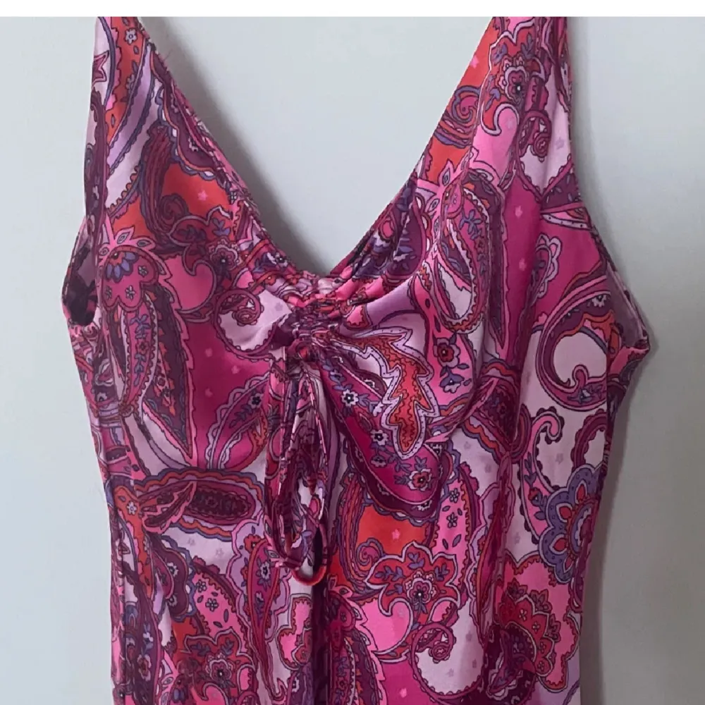 Säljer nu denna slutsålda underbara klänningen ifrån BikBok som inte går att få tag på längre, säljer då den är för liten! Storlek XS i nyskick, Vid mer information, vänligen kontakta via DM! . Klänningar.