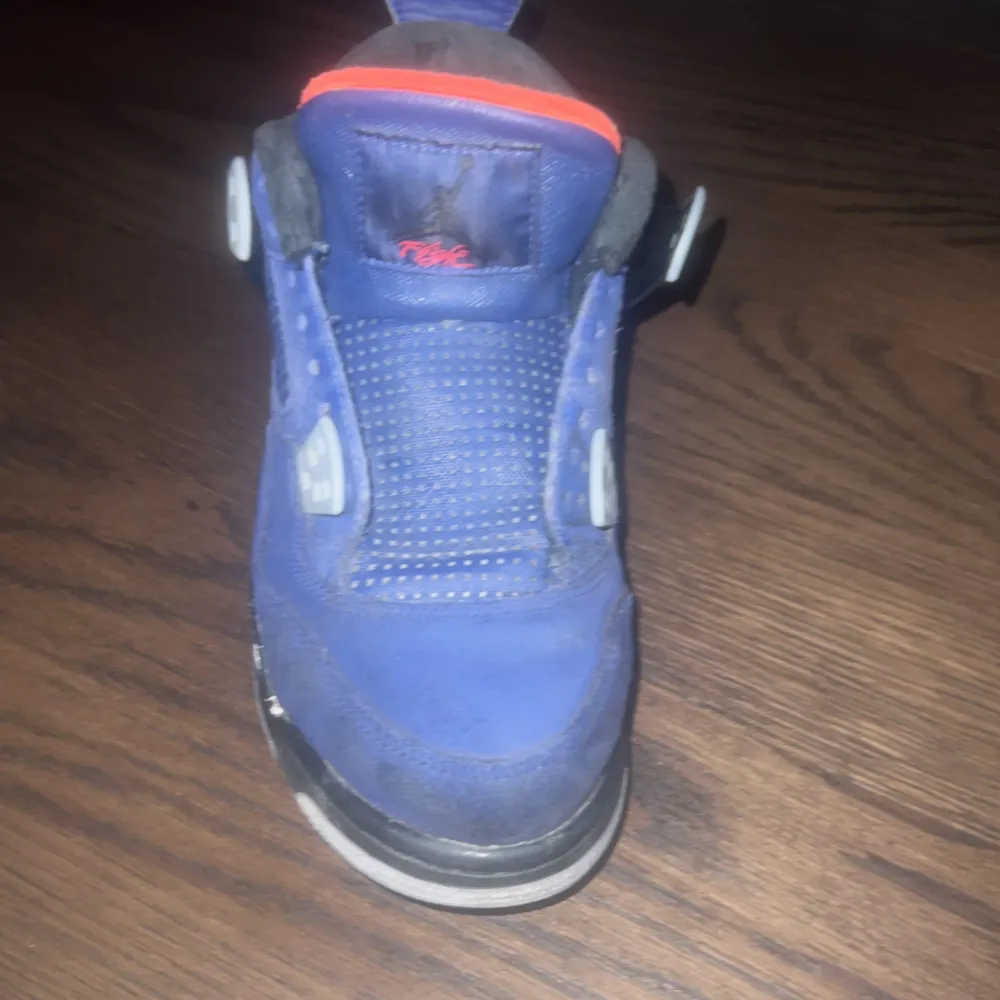 Har haft de ungefär 1 år säljer för dem börjar sluta passa mig fick i födelsedags present är äkta har box Jordan 4 loyalty blue . Skor.