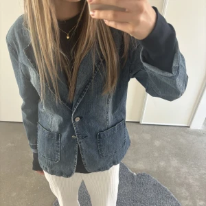 Jeans jacka  - Jeansjacka i storlek  XL, men sitter som en större M