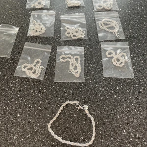 Silver Platerade Armband - Ge din stil en uppgradering med dessa eleganta armband. Perfekta armband utan att spränga budgeten. Eleganta för att piffa upp din vardagslook eller för att komplettera din festoutfit. De här silverplaterade armbanden är INTE riktigt silver😃❤️