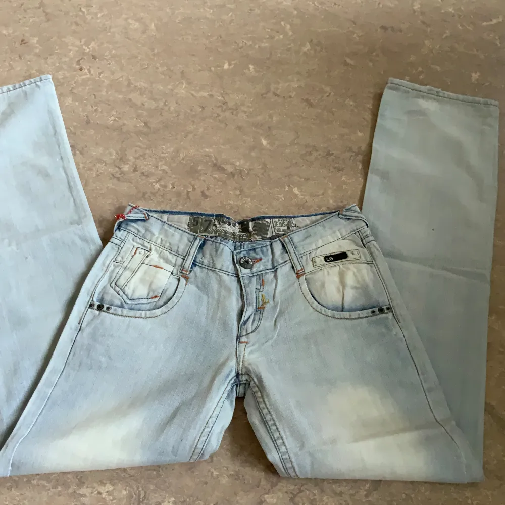 Jätte snygga trendiga lowrise jeans. Mycket bra skick. Pris kan diskuteras!! Skriv bara❤️ midja: 36 cm total längd: 106 cm. Står att det är storlek 29, (M) men passar mer som XS/S. Jeans & Byxor.