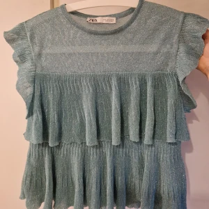 Zara topp - Säljer denna fina tröja som jag köpte från en annan ifrån plick. Den kommer ej till användning tyvärr😊Tryck på köp nu eller ge gärna prisförslag annars🤗