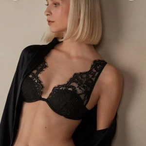 Intimissimi bh - Aldrig använd! Säljer då jag beställde fel storlek. Elena balconette BH i färgen time to shine från intimssimi💞ny pris var 399kr!  
