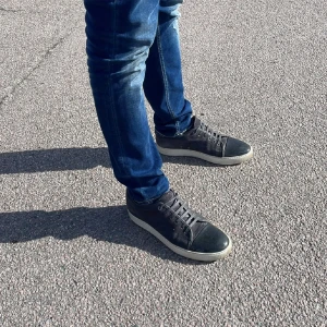 Lanvin skor  - Säljer mina feeta lanvins som är i bra skick. Köpta för 2 månader sedan på nk men är inte använda så mycket. Storleken är UK 10 vilket motsvarar 44.