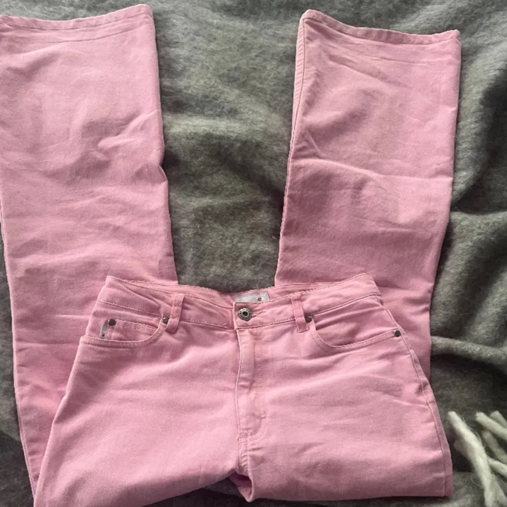 Rosa lågmidjade jeans som jag köpte på plick men som tyvärr inte passade Innerbenslägnden är 80cm💕. Jeans & Byxor.