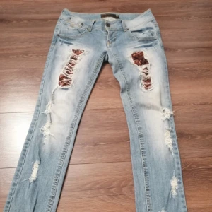 Lågmidjade jeans med hål - Jag säljer dessa skit coola lågmidjade jeans som jag köpte här på plick men passade inte så har inga bilder på, jättefint skick och har skit många coola detaljer och hål💕