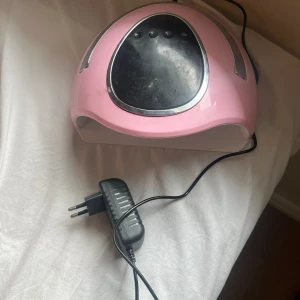 Nagellampa - Rosa nagellampa som funkar skitbra lite smutsig men jag gör rent innan jag skickar den🎀 Säljer för att jag inte orkar göra mina egna naglar