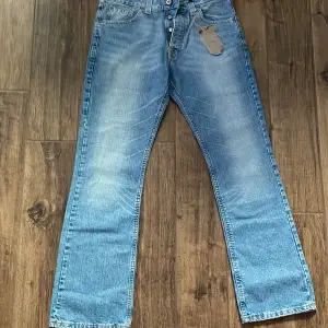 Tja säljer ett par Batistini jeans med passformen straight leg. Byxorna är i nyskick och lapparna sitter kvar. Skriv om du har några frågor🙌😊✍🏻