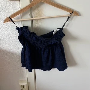 Marinblå & vitt volangtopp - Har används en gång bara, väldigt fin på sommaren, har aldrig kunnt använda de två💕