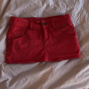 Röd jeanskjol - Jättefin röd jeanskjol köpt secondhand. Storlek S🙌🏼 lågmidjad minikjol🩷