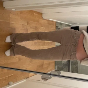 Manchester bootcut jeans/byxor - Så snygga bootcut byxor, midwaist, knappen vid gylfen (se sista bilden) e tyvärr lite sönder men går nog enkelt o laga. Sen har dom ett litet hål i bakfickan men syns inte nånting, annars bra skick❤️
