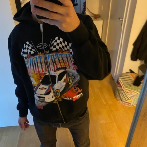 Zip hoodie från bohooMAN - Graphic oversized zip hoodie från bohooMAN, väldigt bra skick knappast använd. Storlek M. Hör av dig om du har frågor ✌️