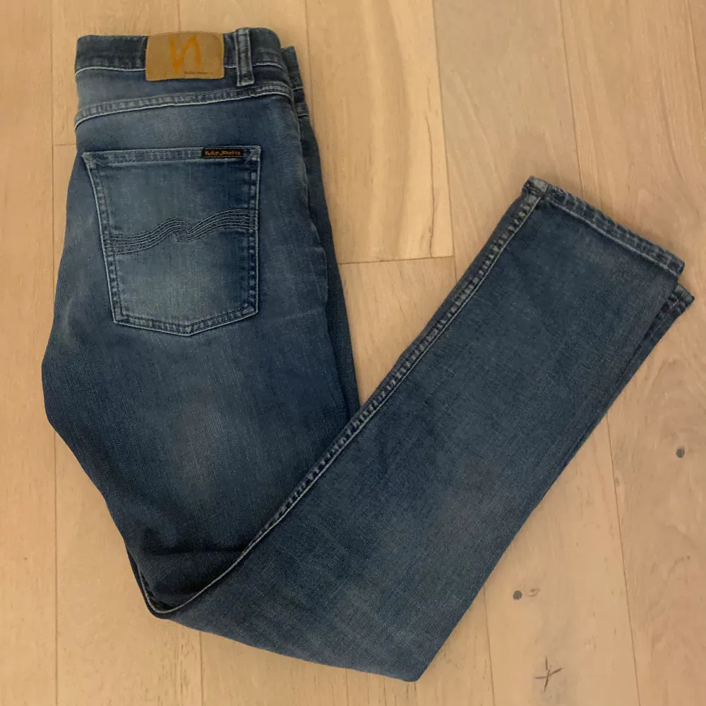 Hej! Säljer nu dessa Nudie Jeans i storlek W:31/L:32. Lite för stora för mig som är 180cm lång. Sparsamt använda och passar till mycket! Om priset inte passar skicka gärna iväg ett bud 😄. Jeans & Byxor.