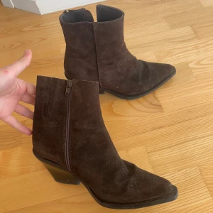 Boots  - Superbra skick. Storlek 38 och känns också som en storlek 38. Skriv för övriga frågor.