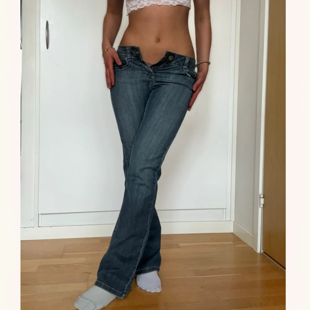 Världens snyggaste lågmidjade vintage jeans med fickor! Köp via köp nu direkt eller Swish 🩵jag är 168. Midjemått 37cm rakt över, innerben 84cm. Står ingen storlek men passar som 36-38, kolla mått!. Jeans & Byxor.