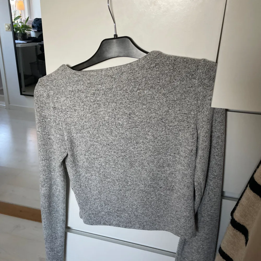 Superskön grå tröja från Zara. Perfekt att både mysa i eller ha till vardags 🙌 Frakt tillkommer . Toppar.