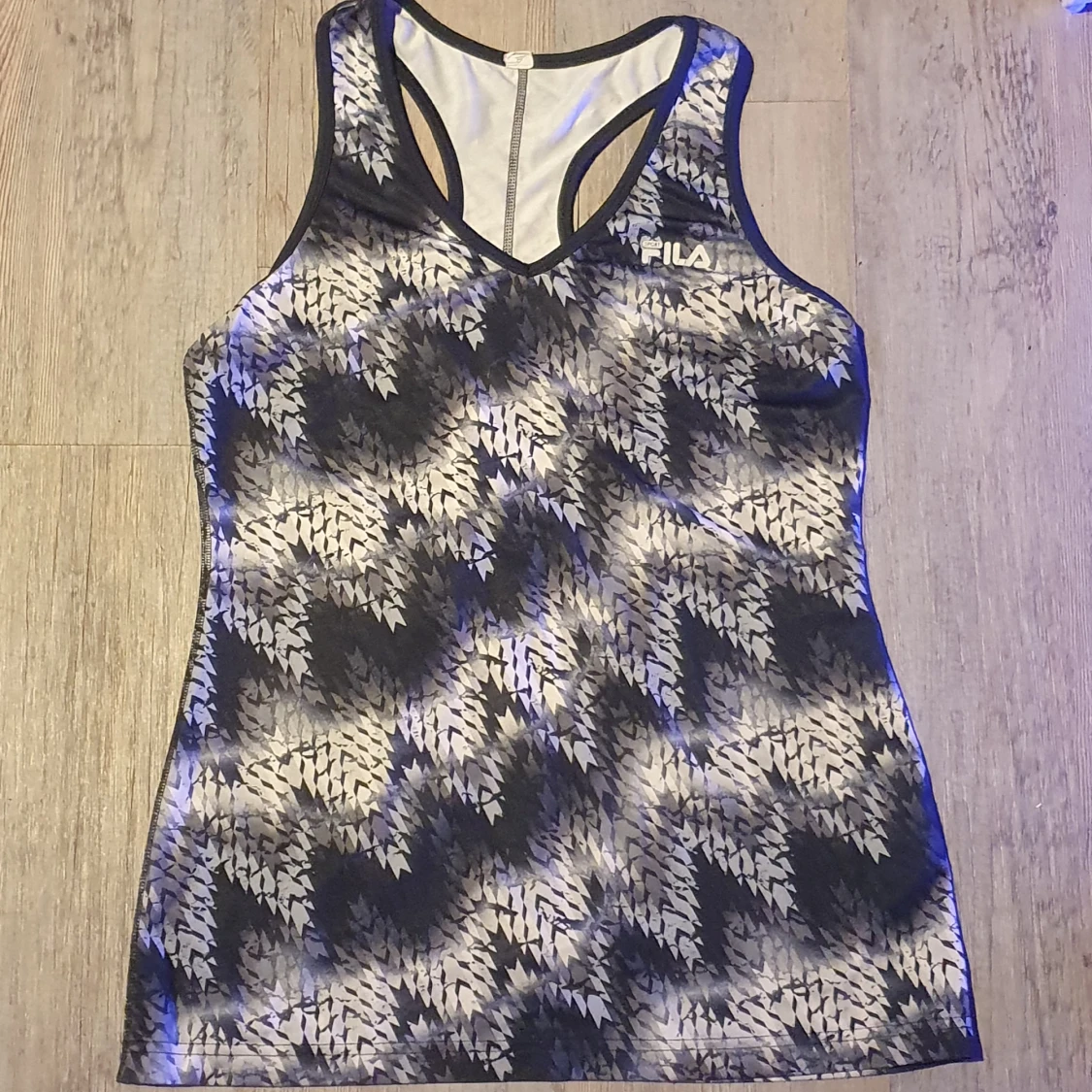 Svart-vitt mönstrad FILA sporttopp