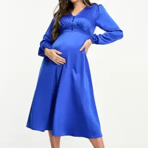 Blå gravid klänning i satin 