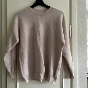 Soft goat stickad - Ljusrosa soft goat, sparsamt använd! 100% kashmir  Liten i storleken