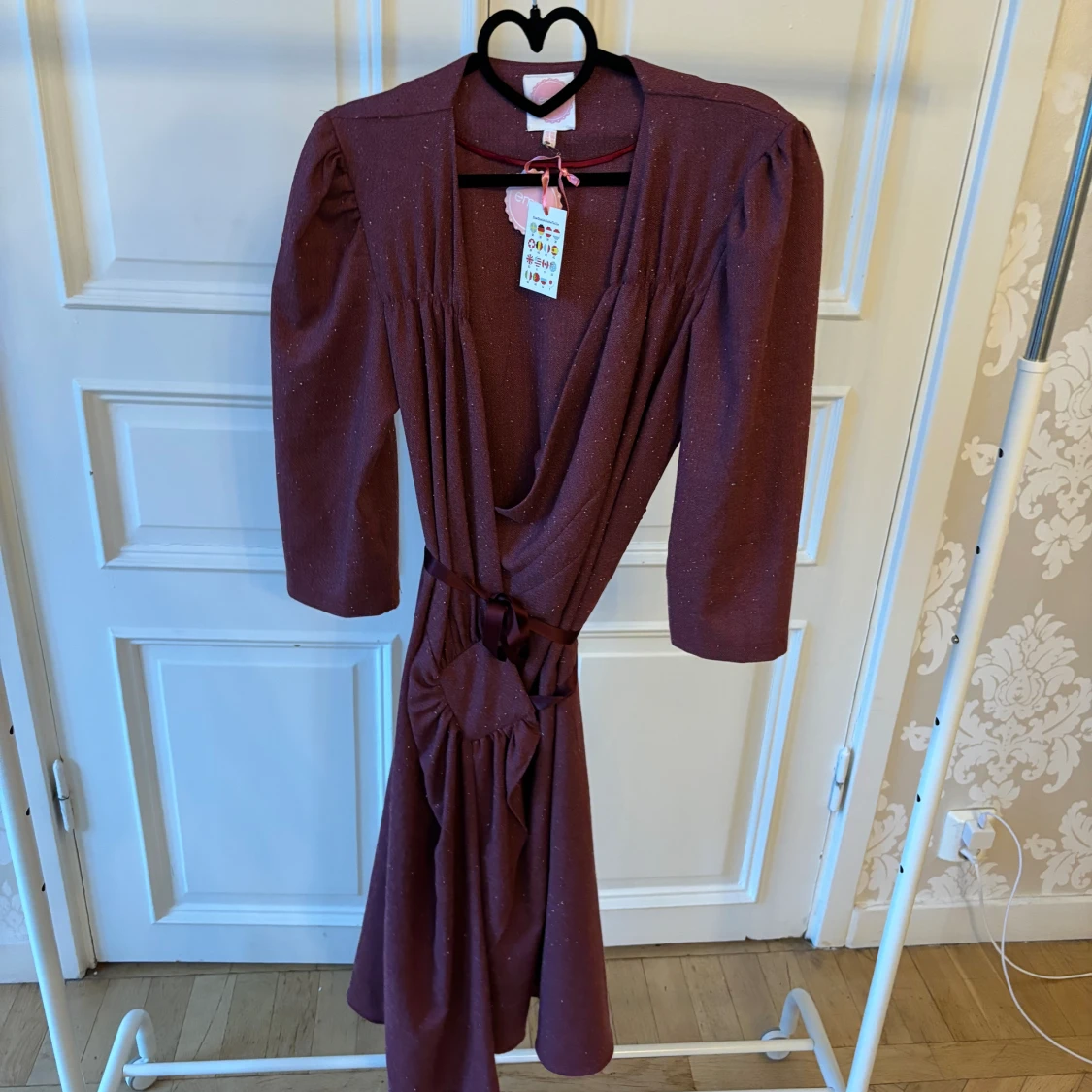 Plommon färgad omlott klänning, Emmy design  - 93