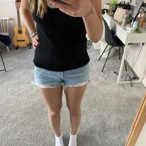 Levis jeansshorts - Snyggaste shortsen från Levis! Säljer då dom tyvärr blivit för små, perfekta nu till sommaren!❤️ midrise!