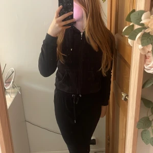 Fint svart sett😻 - Tröjan är från Cubus och byxorna är från Gina skriv om ni vill bara ha byxorna eller tröjan eller båda💕