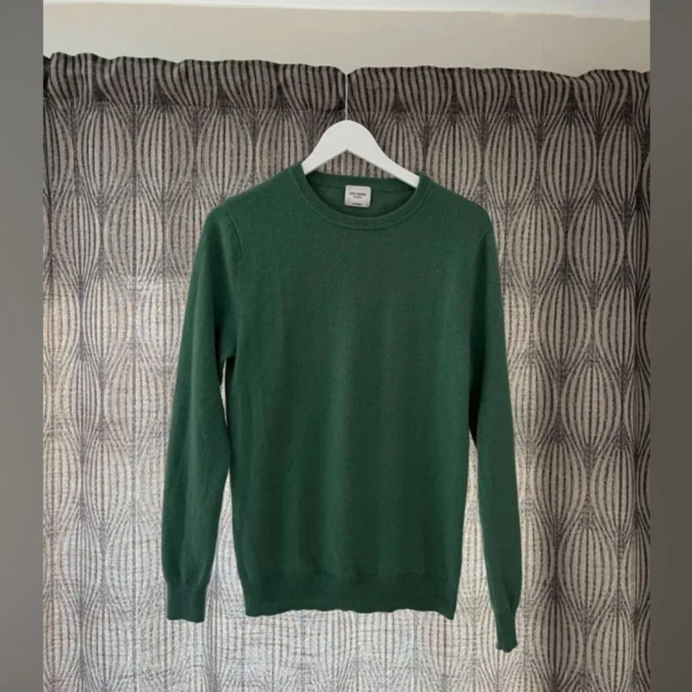 Ljusgrön 100 % kashmir tröja från ecklusiva märket John Henric. Tröjan är i bra skick med lite noppror som enklet går att ta bort. Inget slitage finns. Storlek S. . Stickat.