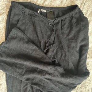 Svarta linnebyxsor  - Populära lågmidjade linnebyxsor från Hm. Köpte under sommaren 2022. Säljer eftersom de är för korta för mig (är 173) 